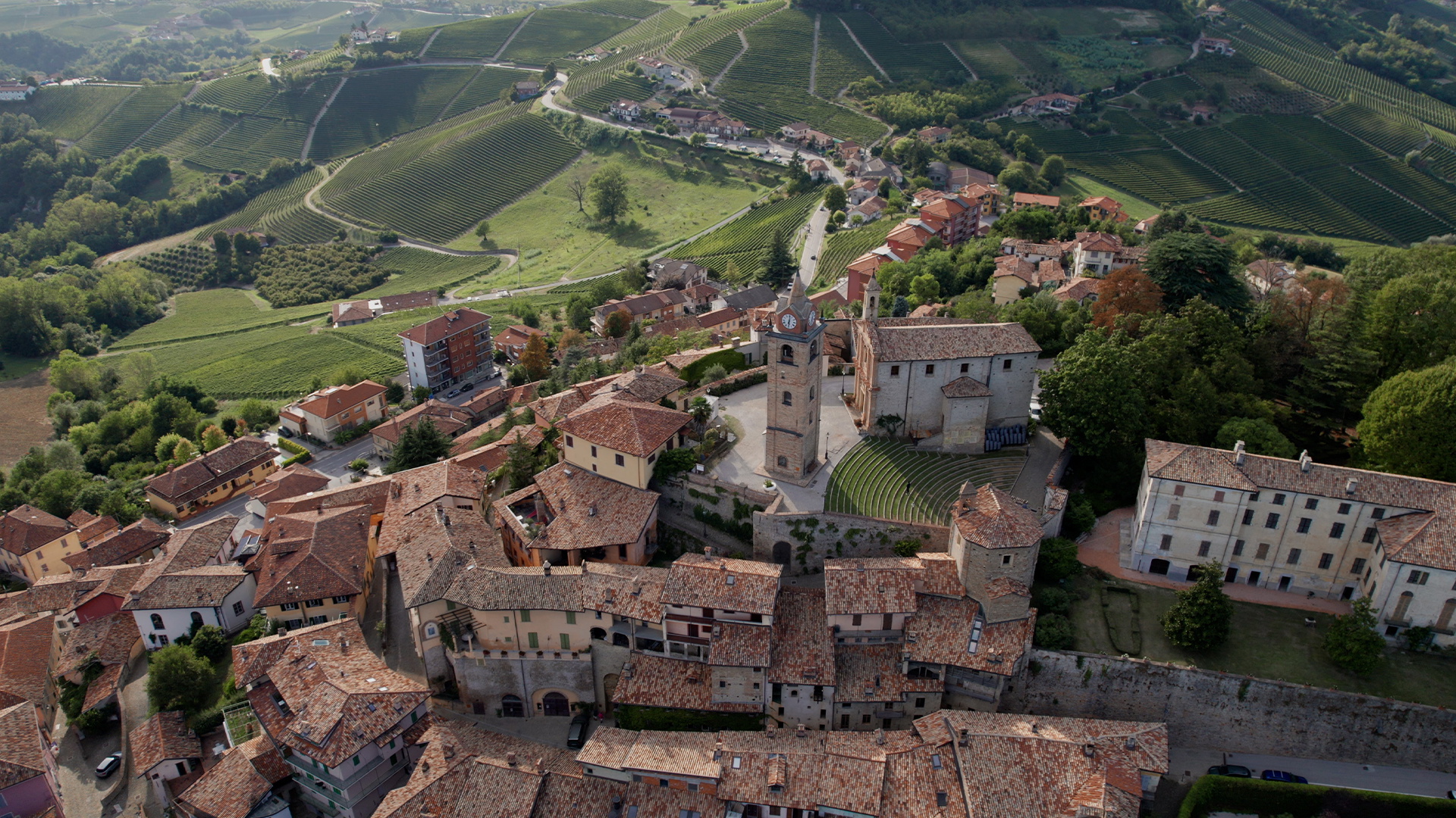 Still of the mockumentary film Grandi Speranze di Bruno Ugioli, Mattia Capone e Alessandro Garelli. ShortsFit, ShortFits, Shortsfit distribucion, shortsfit distribution, distribucion de cortometrajes, distribuzione di cortometraggi, short film sales agent