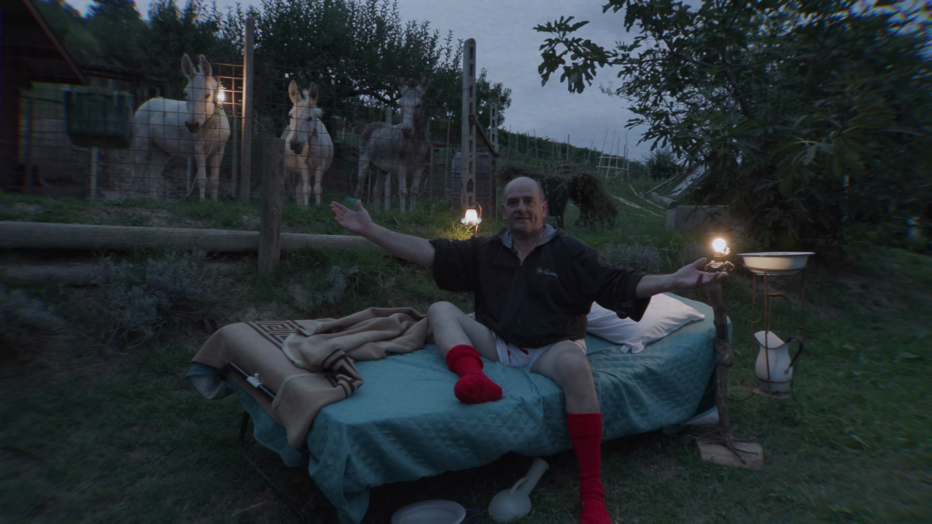 Still of the mockumentary film Grandi Speranze di Bruno Ugioli, Mattia Capone e Alessandro Garelli. ShortsFit, ShortFits, Shortsfit distribucion, shortsfit distribution, distribucion de cortometrajes, distribuzione di cortometraggi, short film sales agent