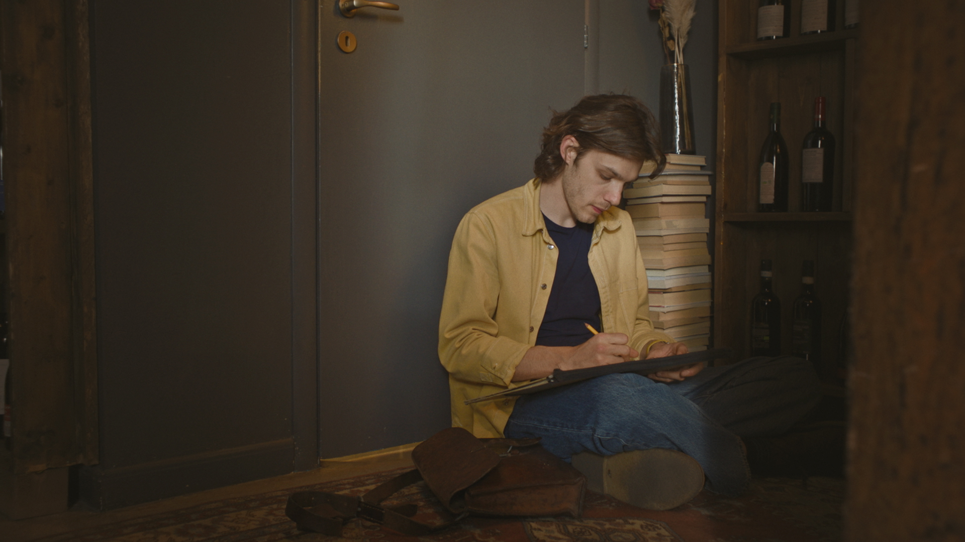 Still of the short film Beyond the hill. Locandina del cortometraggio Oltre la collina di Andrea Maddalena Bernardi. prodotto da Officine IED e distribuito da ShortsFit. ShortsFit Distribution. ShortsFit Distribucion. Shortfits. Casa di distribuzione di cortometraggi. Cinema Italiano. Commedia italiana. Great short films.