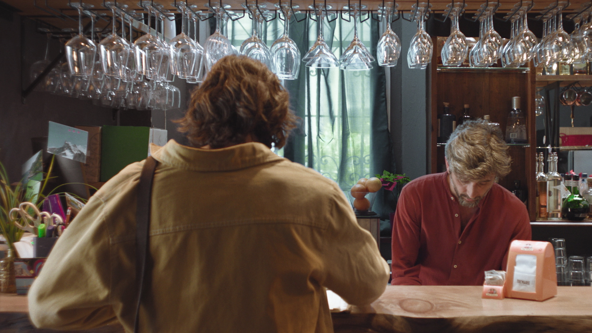 Still of the short film Beyond the hill. Locandina del cortometraggio Oltre la collina di Andrea Maddalena Bernardi. prodotto da Officine IED e distribuito da ShortsFit. ShortsFit Distribution. ShortsFit Distribucion. Shortfits. Casa di distribuzione di cortometraggi. Cinema Italiano. Commedia italiana. Great short films.