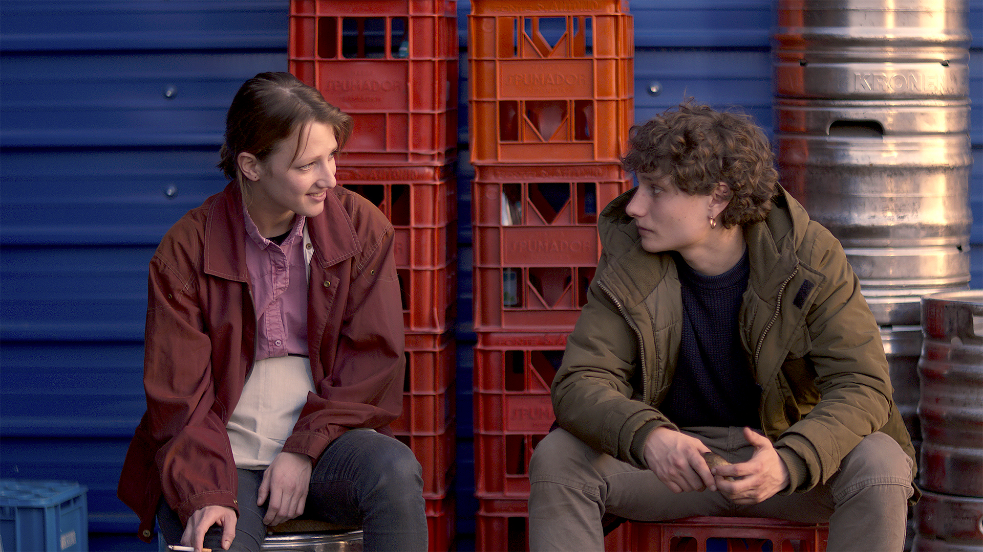 Poster, Locandina, of the short film Restare di Fabio Bobbio, produced by Ginko Film, Filmine, Malfe Film. Distributed by ShortsFit. ShortsFit Distribution. ShortsFit Distribucion. ShortFits. Cortometraggi. Cinema Italiano. Amazing Movies. Youth Films.