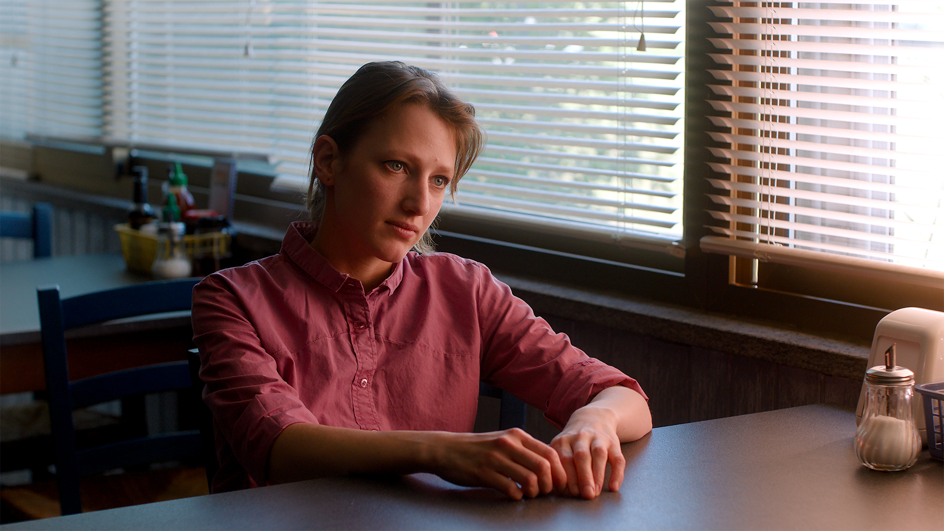 Poster, Locandina, of the short film Restare di Fabio Bobbio, produced by Ginko Film, Filmine, Malfe Film. Distributed by ShortsFit. ShortsFit Distribution. ShortsFit Distribucion. ShortFits. Cortometraggi. Cinema Italiano. Amazing Movies. Youth Films.