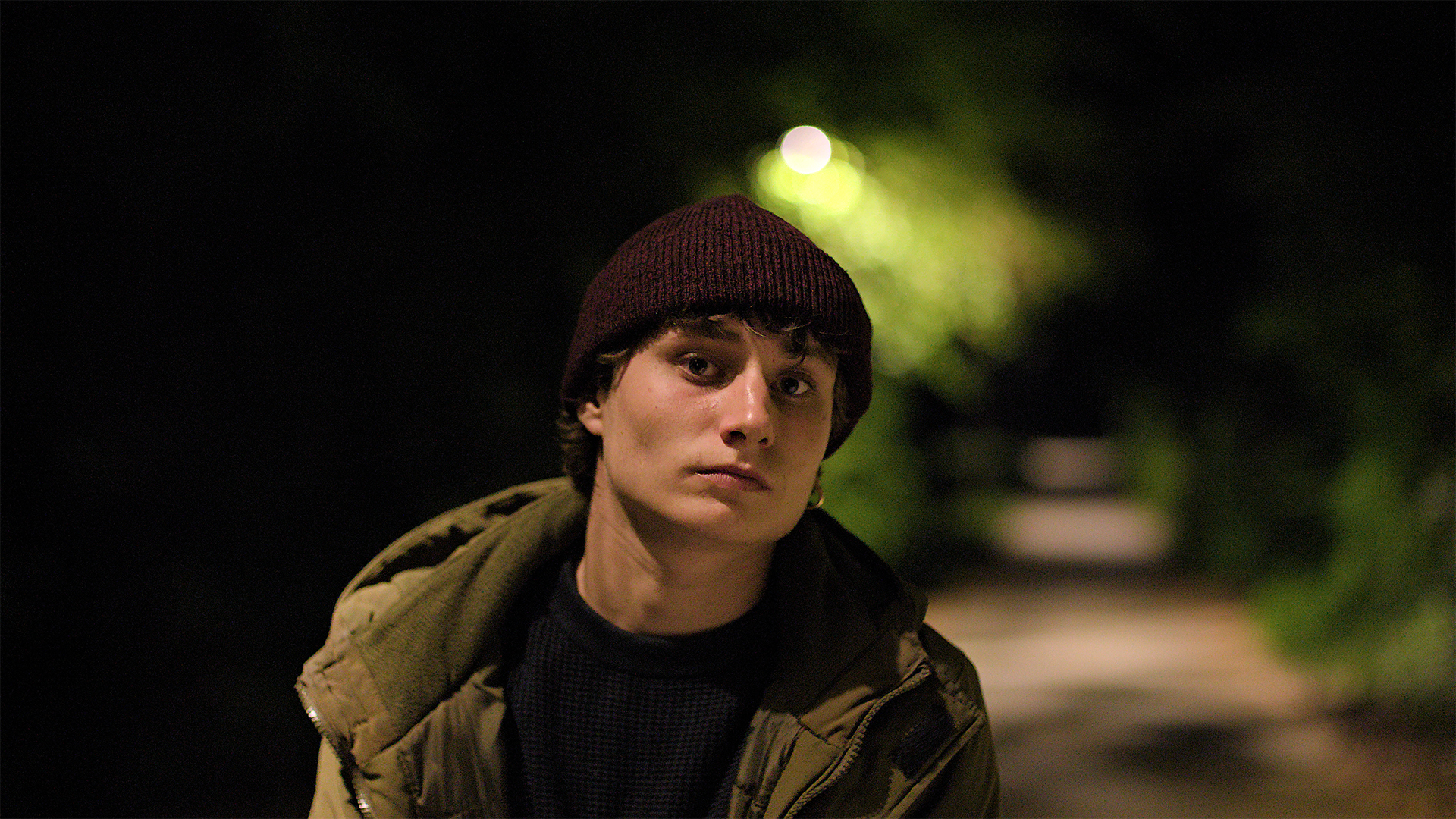 Poster, Locandina, of the short film Restare di Fabio Bobbio, produced by Ginko Film, Filmine, Malfe Film. Distributed by ShortsFit. ShortsFit Distribution. ShortsFit Distribucion. ShortFits. Cortometraggi. Cinema Italiano. Amazing Movies. Youth Films.